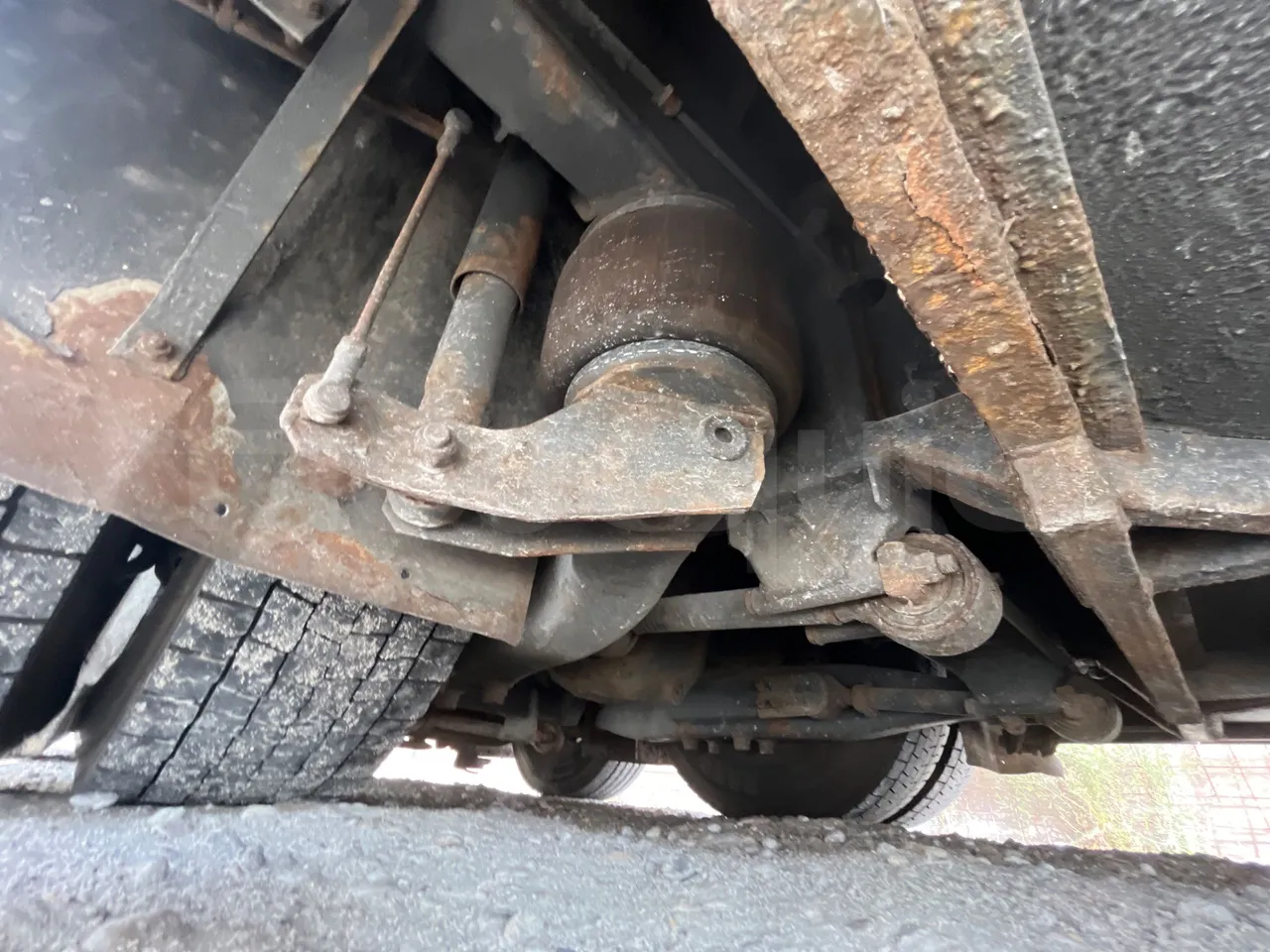 Volvo B12B 6X2 - EUR4 - 338kW -14.995m - front brake calipers left