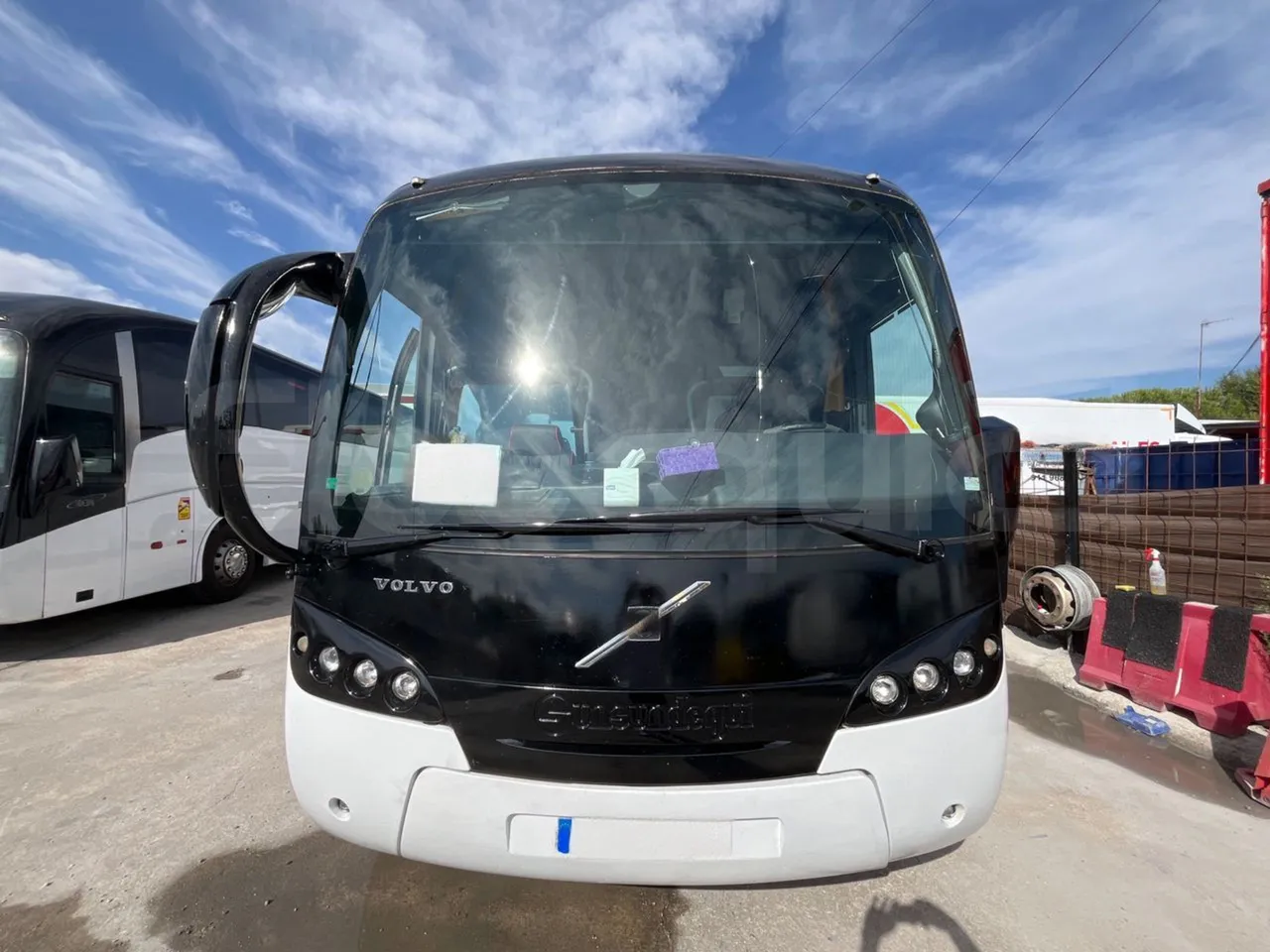 Volvo B12B 6X2 - EUR4 - 338kW -14.995m - front photo