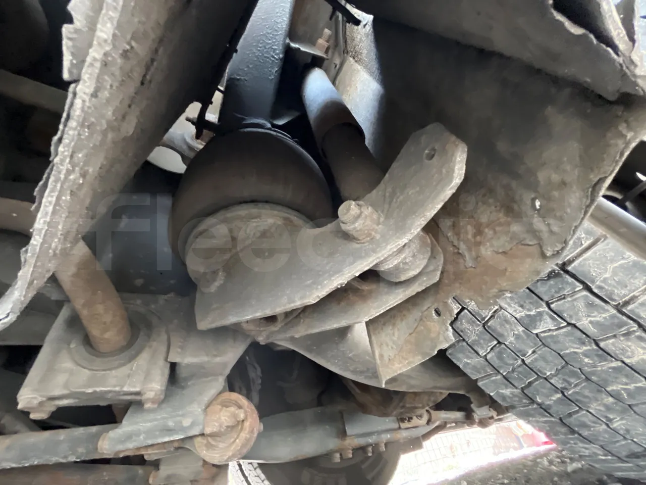 Volvo B12B 6X2 - EUR4 - 338kW -14.995m - front shock absorbers left