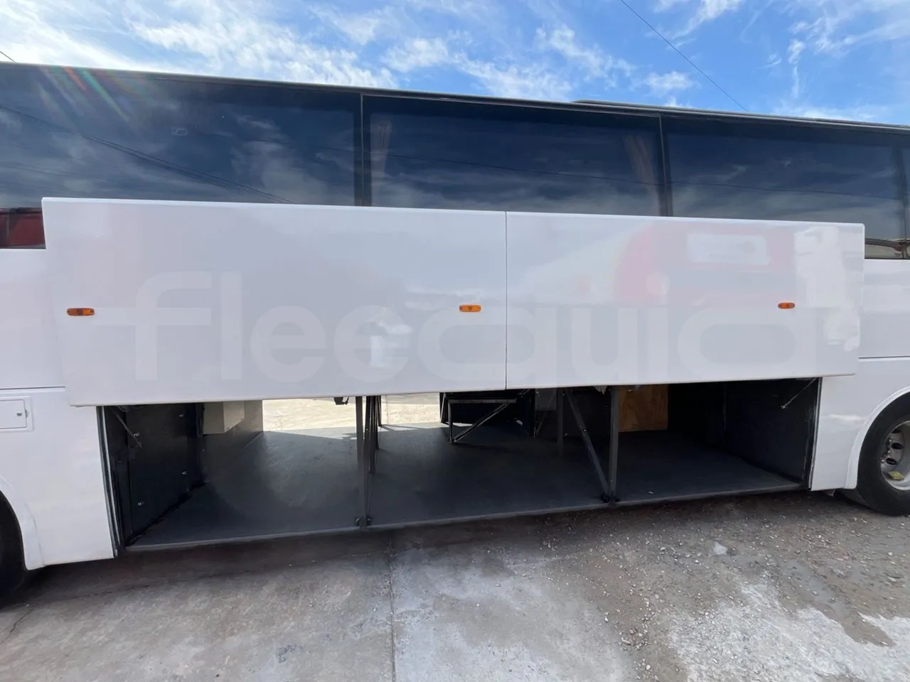 Volvo B12B 6X2 - EUR4 - 338kW -14.995m - luggage rack photo