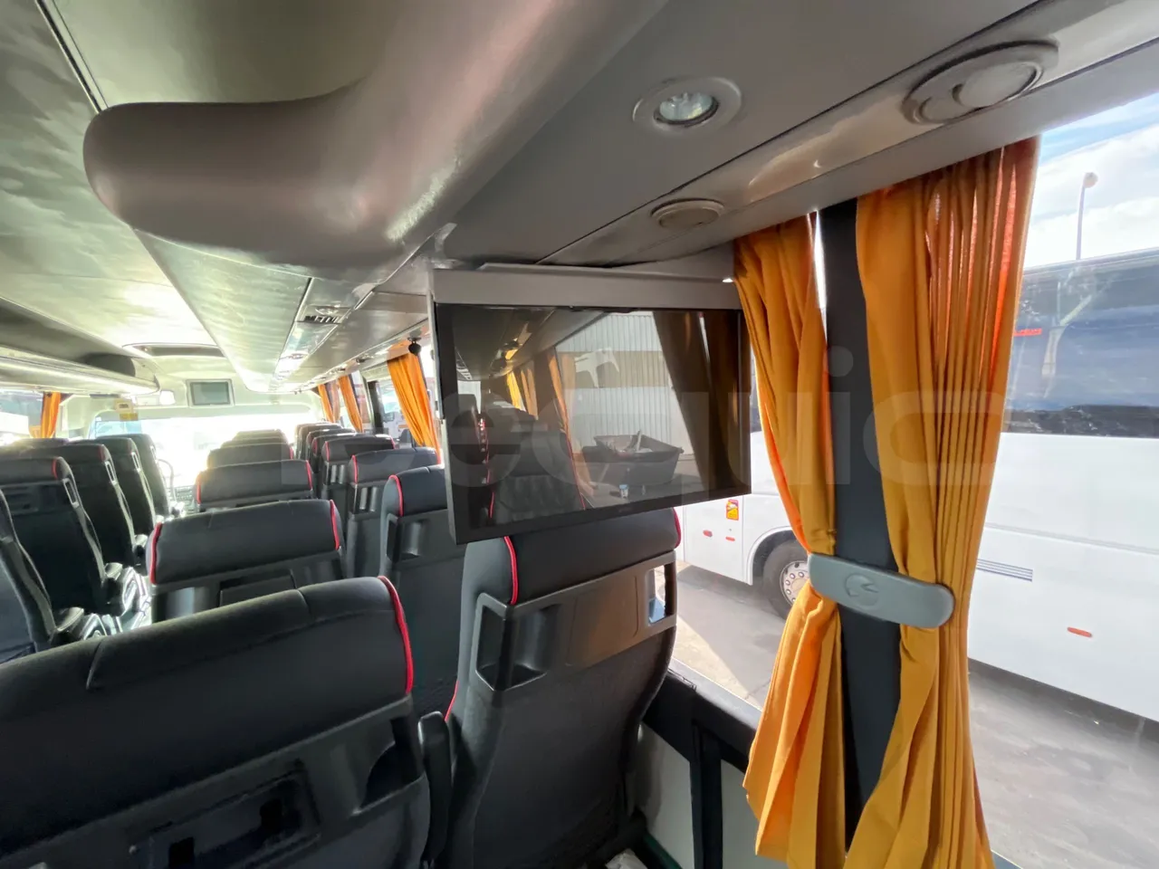 Volvo B12B 6X2 - EUR4 - 338kW -14.995m - monitor detail photo