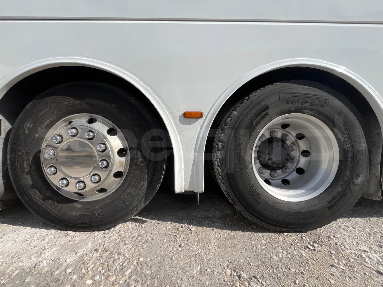 Volvo B12B 6X2 - EUR4 - 338kW -14.995m - tread condition front tires left