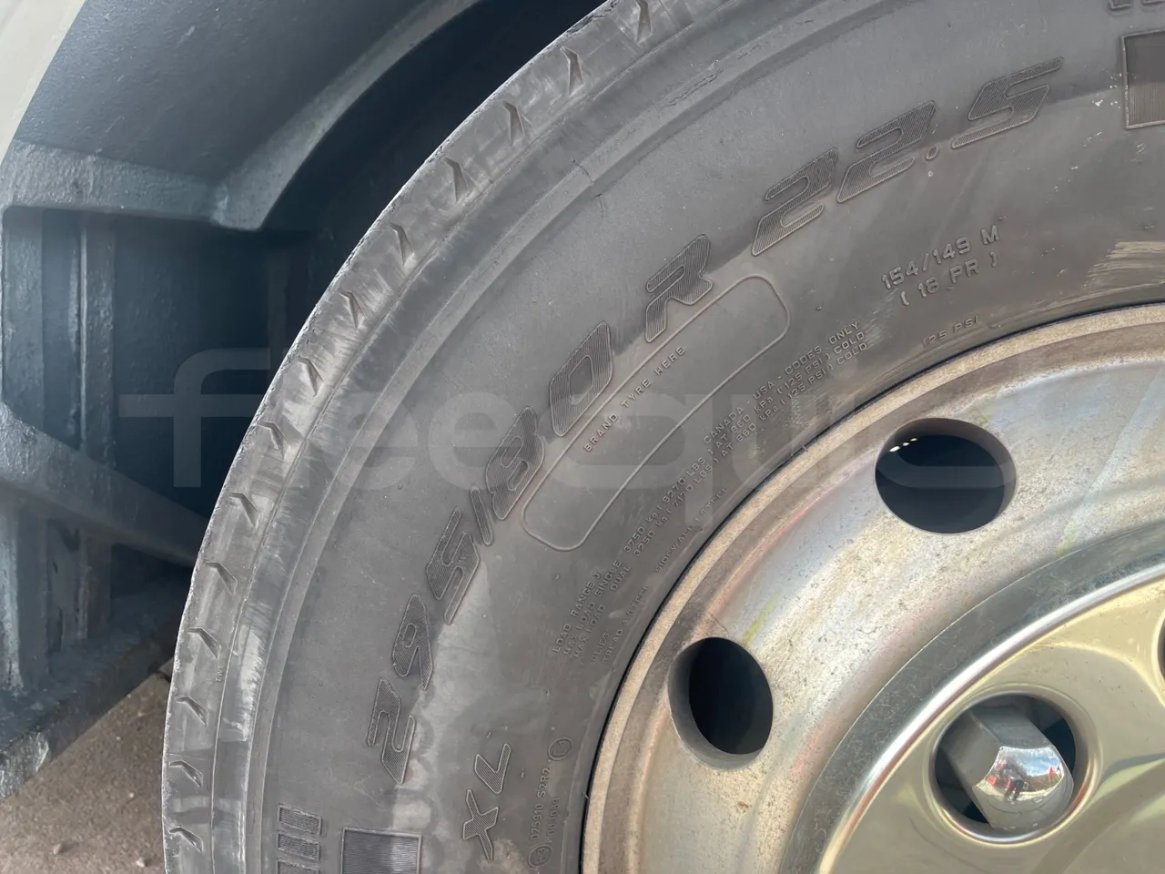 Volvo B12B 6X2 - EUR4 - 338kW -14.995m - tread condition front tires right