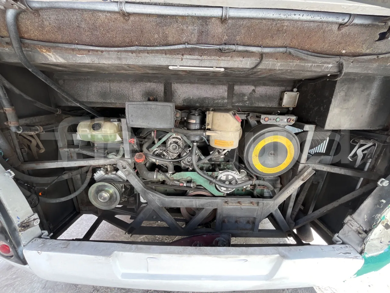 Volvo B12B 6X2 - EUR4 - 338kW -14.995m - rear hatch open