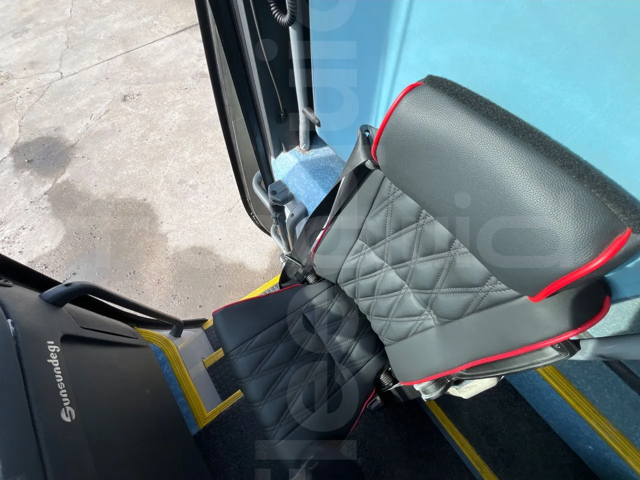 Volvo B12B 6X2 - EUR4 - 338kW -14.995m - hostess seat photo