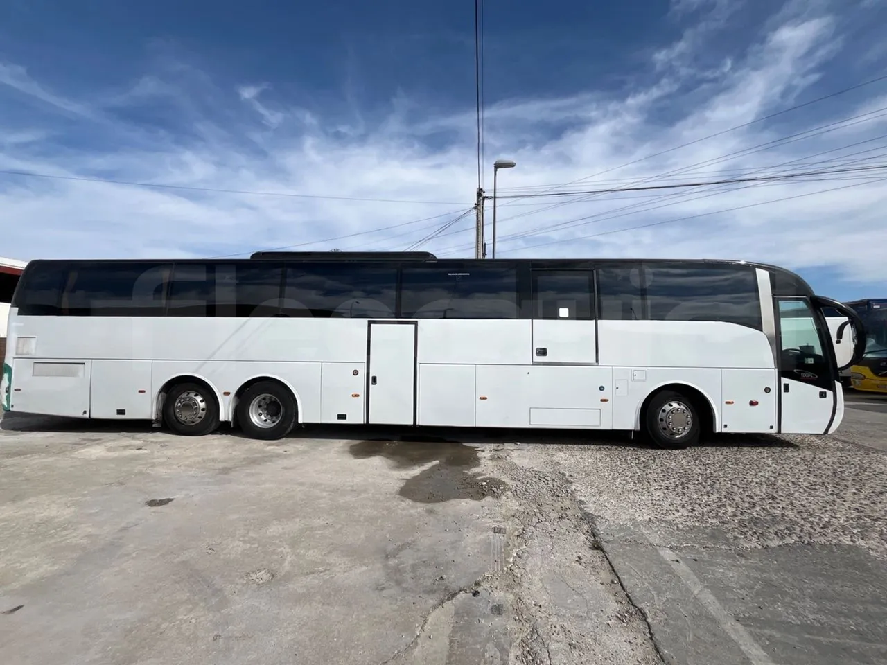 Volvo B12B 6X2 - EUR4 - 338kW -14.995m - right side doors open