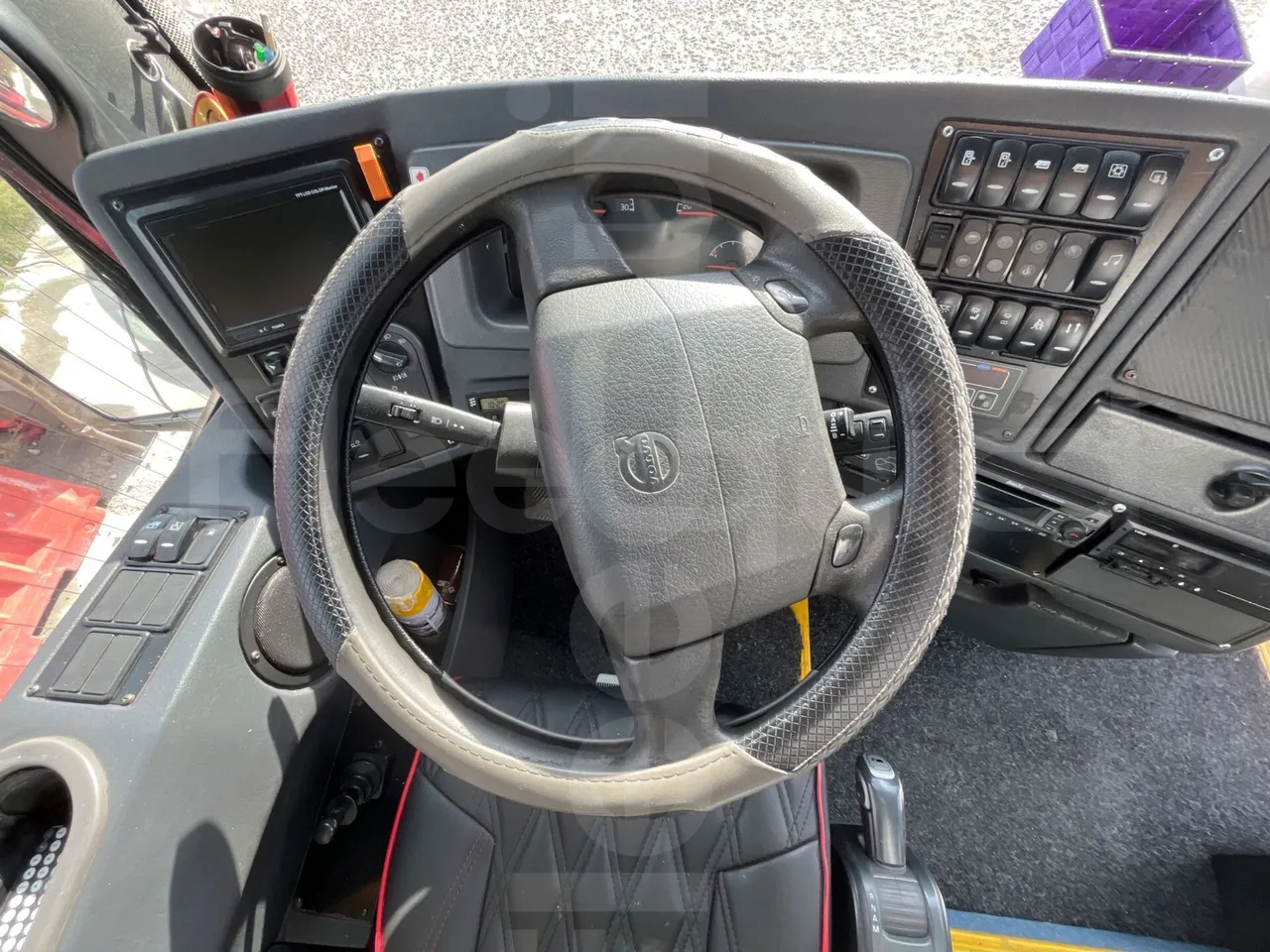 Volvo B12B 6X2 - EUR4 - 338kW -14.995m - steering wheel photo