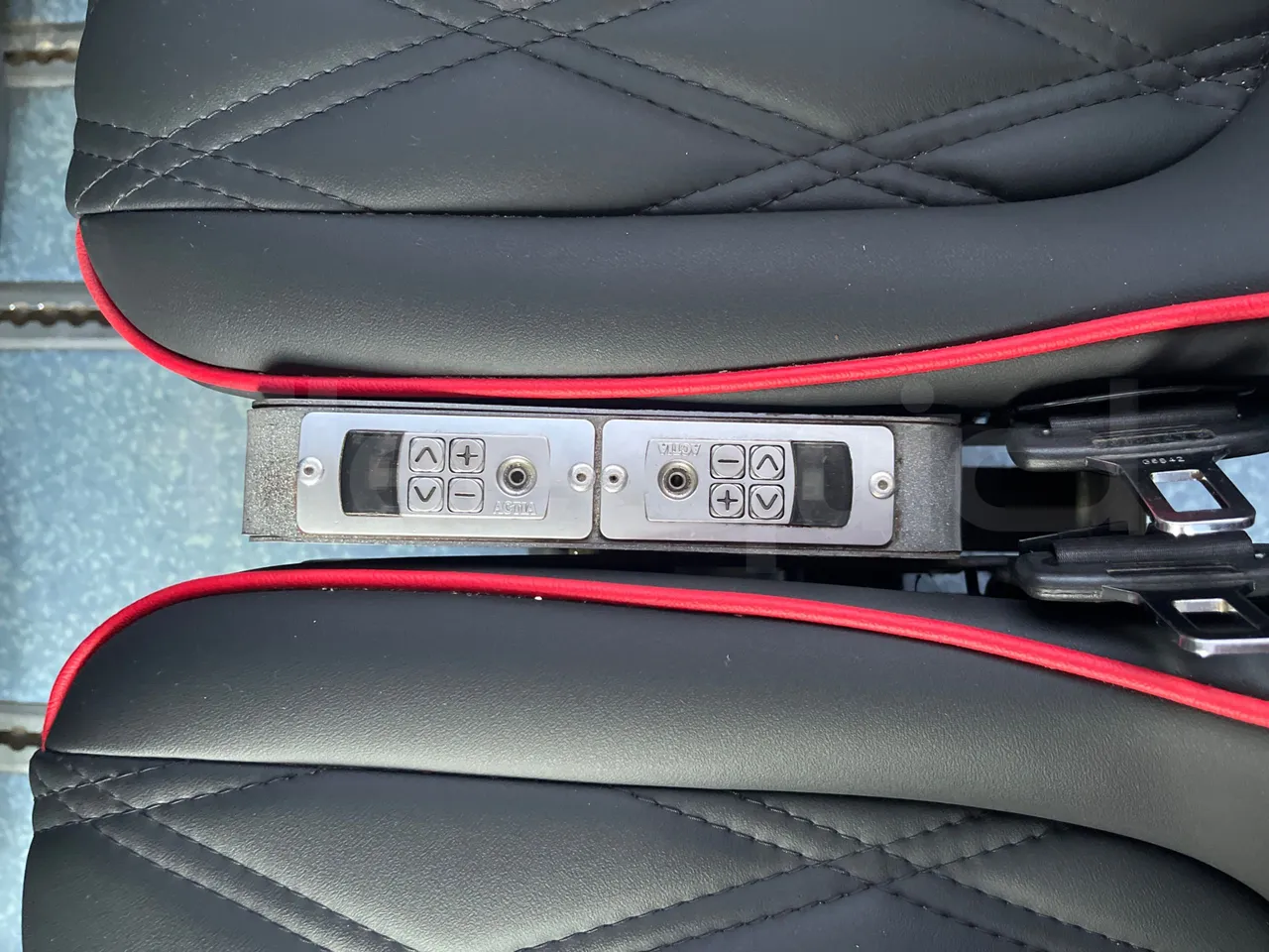 Volvo B12B 6X2 - EUR4 - 338kW -14.995m - table detail photo