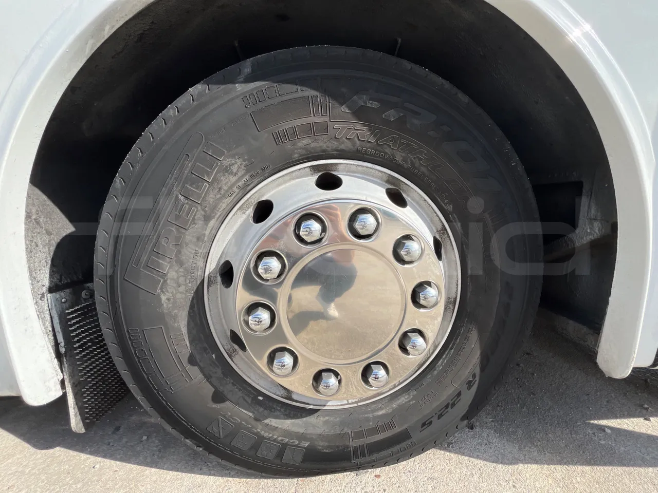 Volvo B12B 6X2 - EUR4 - 338kW -14.995m - front left tire measurements