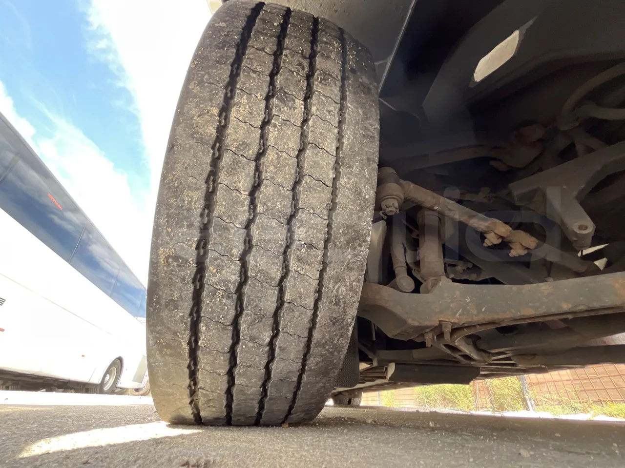 Volvo B12B 6X2 - EUR4 - 338kW -14.995m - rear left tire photo