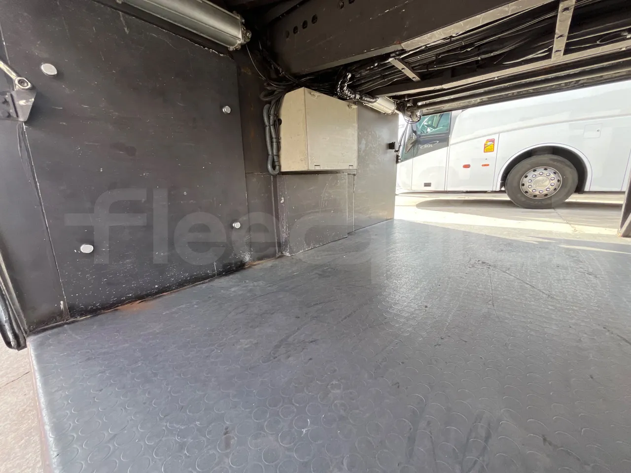 Volvo B12B 6X2 - EUR4 - 338kW -14.995m - under carpet photo