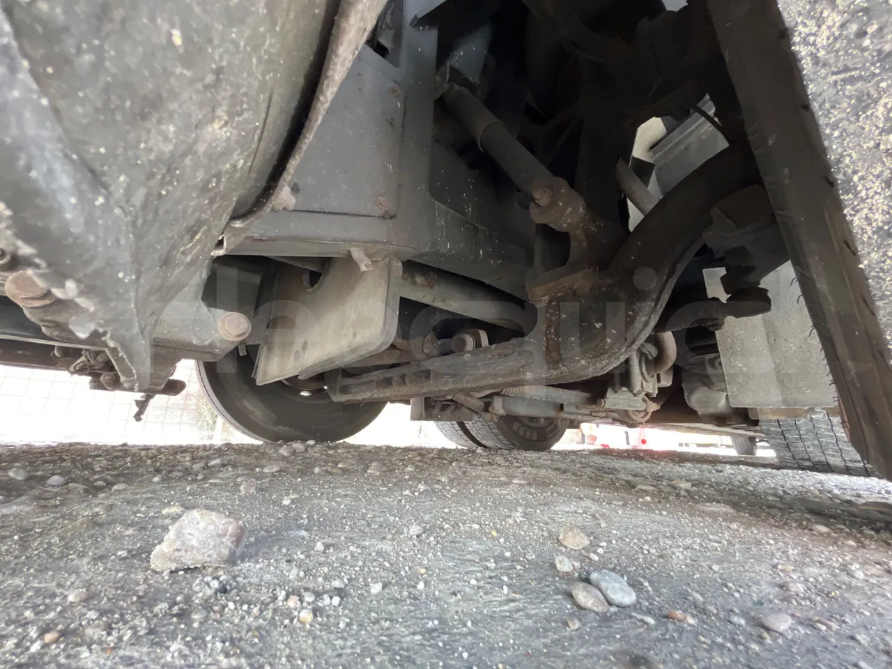 Volvo B12B 6X2 - EUR4 - 338kW -14.995m - central undercarriage photo