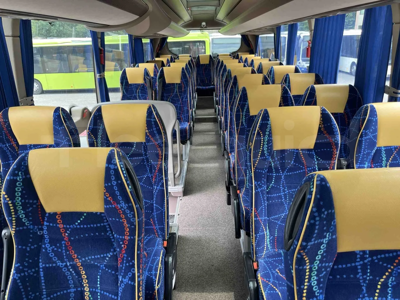 Iveco Magelys - reverse view middle aisle