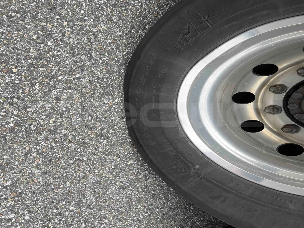 Iveco Magelys - tread condition front tires right