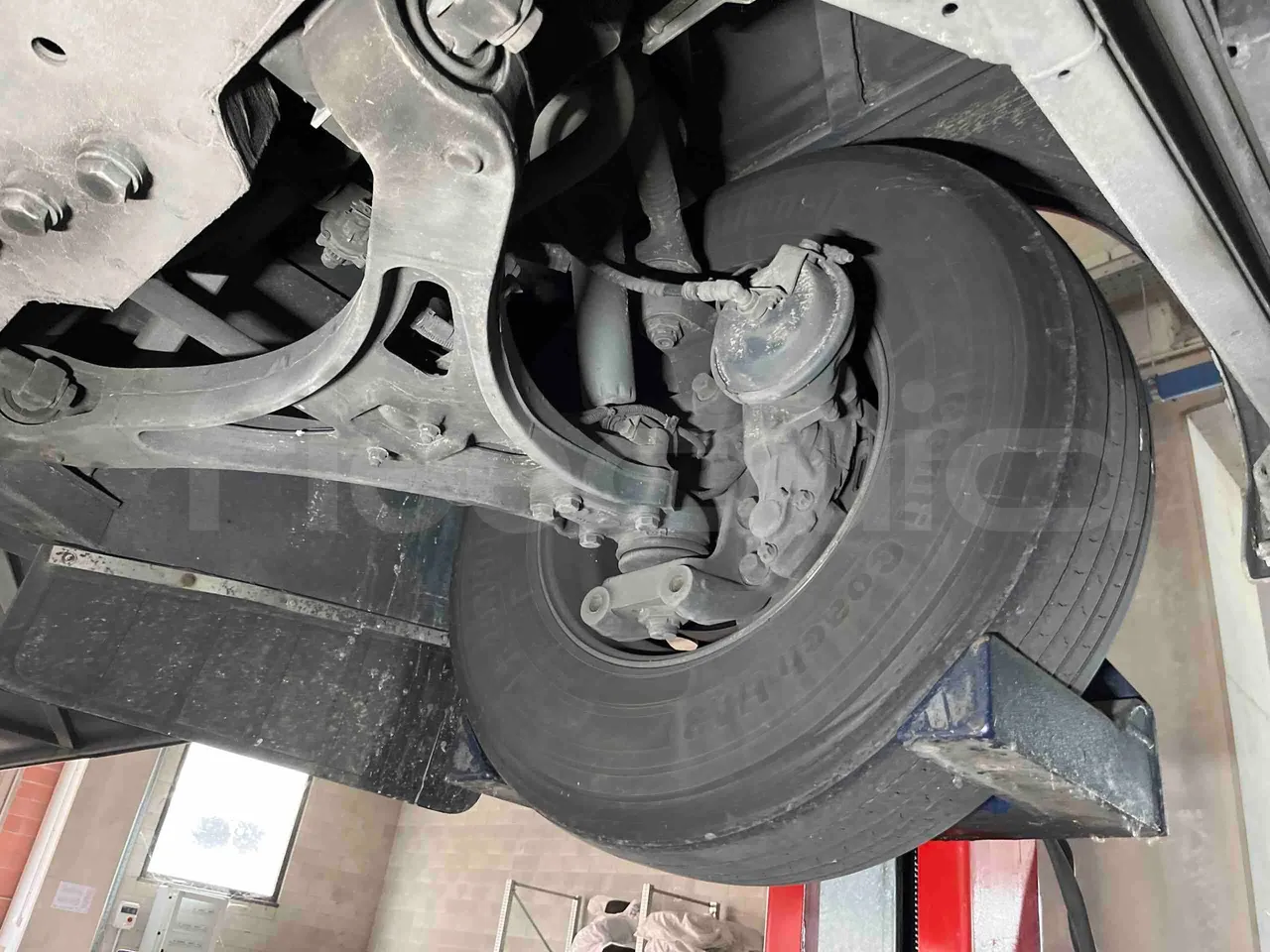 Iveco Magelys - front axle left side