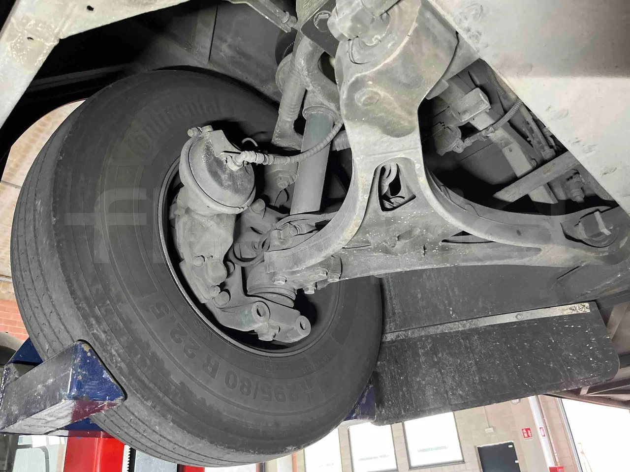 Iveco Magelys - front axle right side