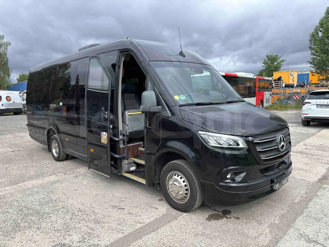 Mercedes-Benz Sprinter - 3/4 right front doors open