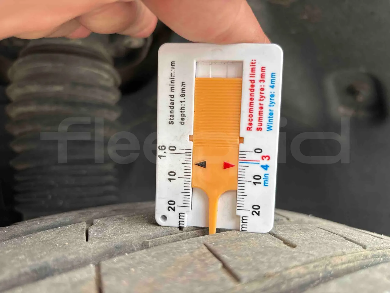 Mercedes-Benz Sprinter - tread condition front tires left