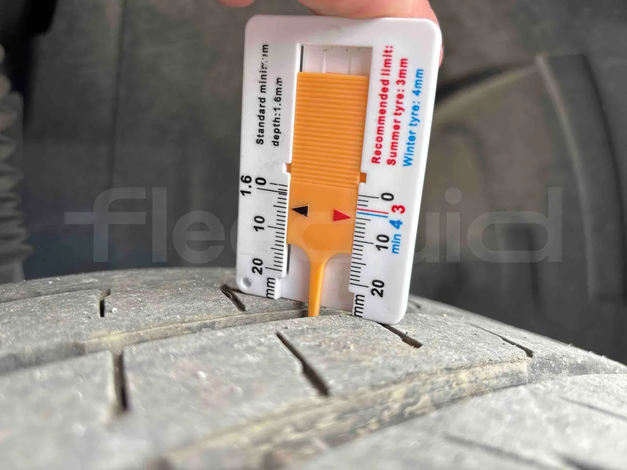 Mercedes-Benz Sprinter - tread condition front tires right