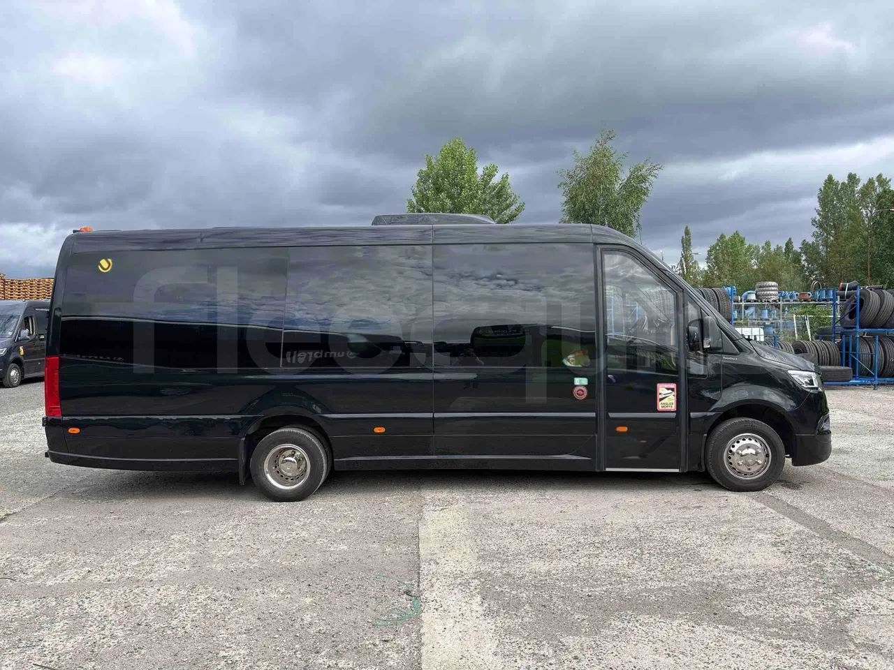 Mercedes-Benz Sprinter - right side doors closed