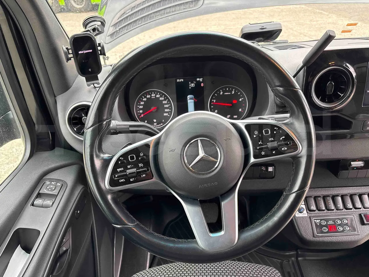 Mercedes-Benz Sprinter - steering wheel photo