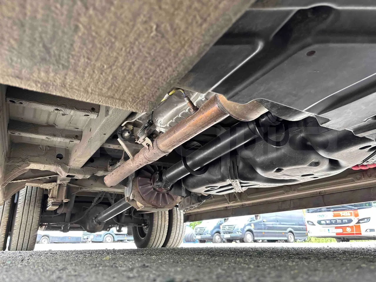 Mercedes-Benz Sprinter - central undercarriage photo