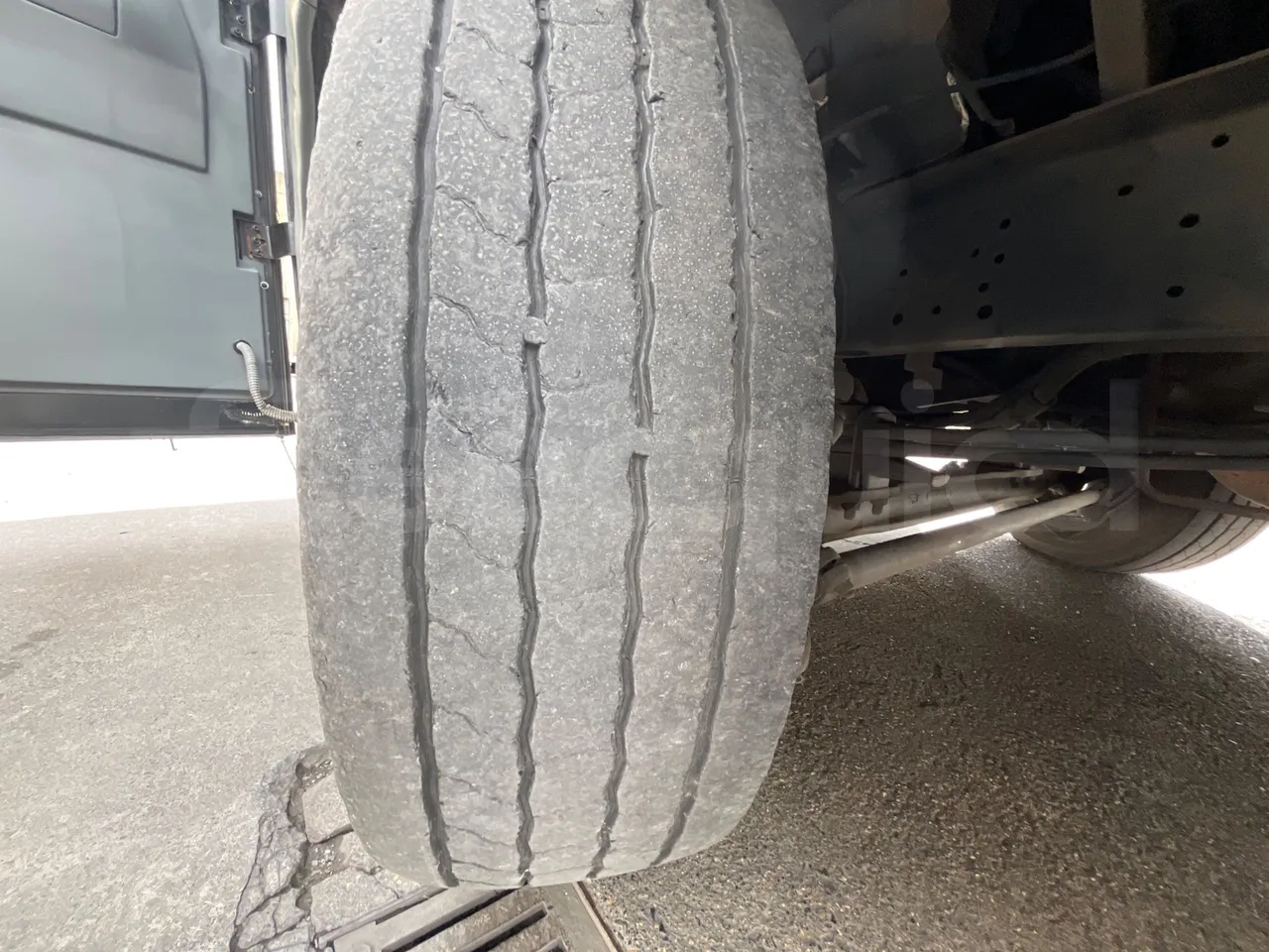 Mercedes-Benz Andecar HTA03-970.257.2/ Euro 4 - 175 Kw - 9.26 Mt - tread condition front tires right