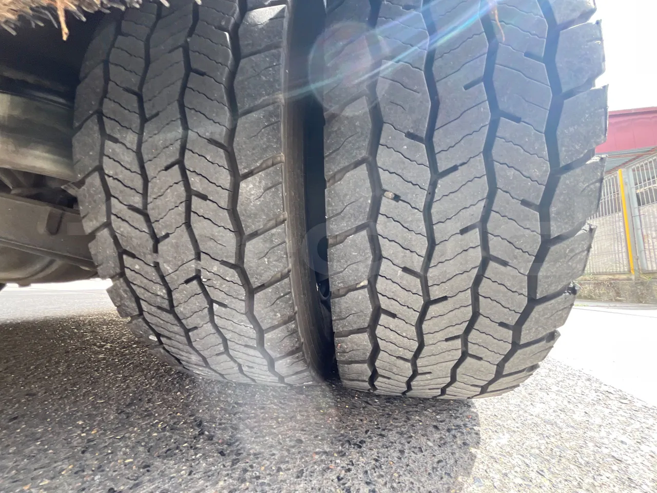 Mercedes-Benz Andecar HTA03-970.257.2/ Euro 4 - 175 Kw - 9.26 Mt - tread condition third axle tires left