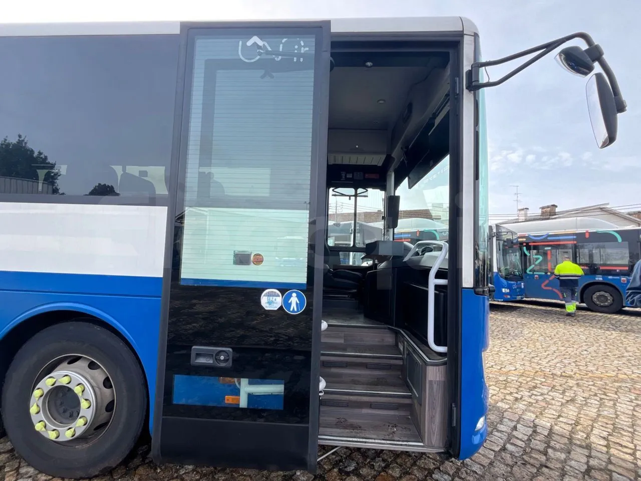 Mercedes-Benz Intouro E17UE -Euro 6 - 260 kW - 13.090 mt - front door 2 open