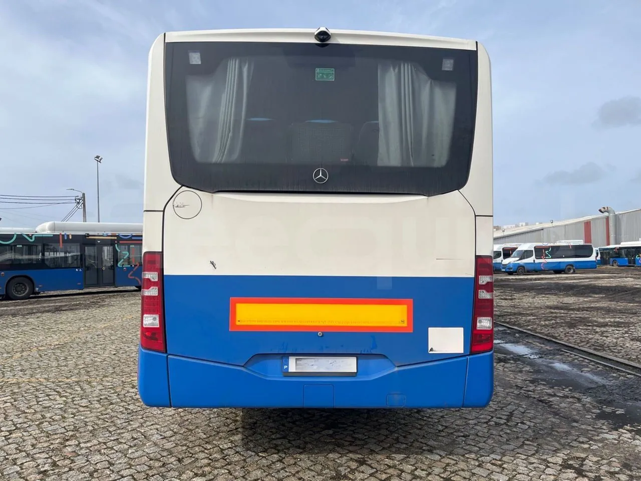 Mercedes-Benz Intouro E17UE -Euro 6 - 260 kW - 13.090 mt - 3/4 right front doors open