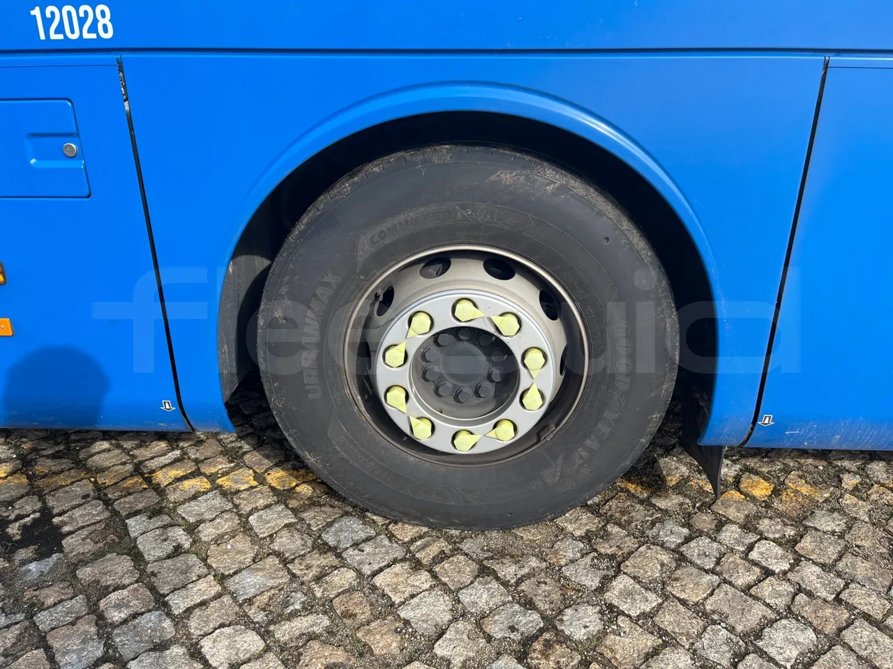 Mercedes-Benz Intouro E17UE -Euro 6 - 260 kW - 13.090 mt - tread condition front tires left