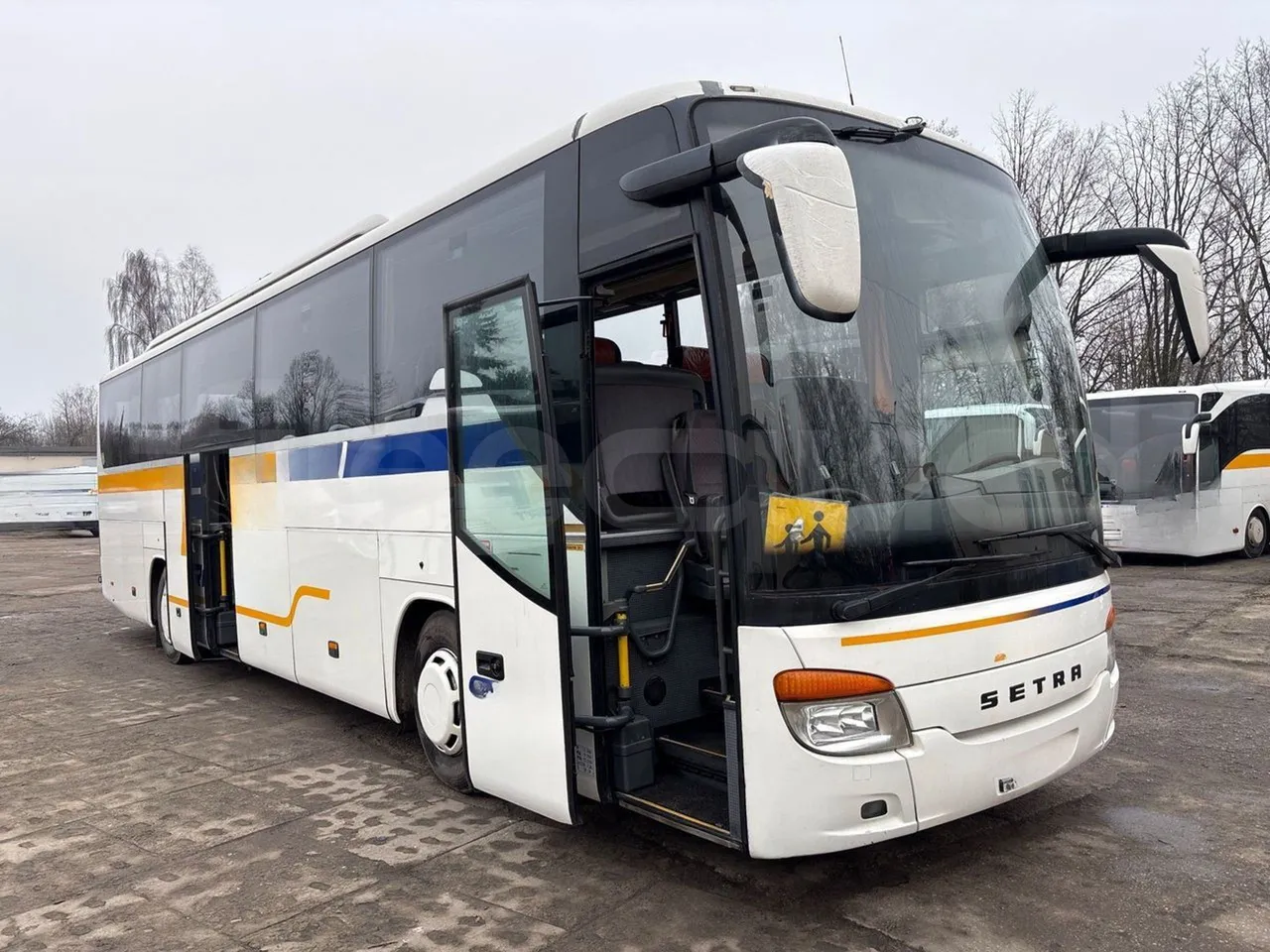 Setra S415 HD - EURO 5 - 310KW - 12m - 3/4 right front doors open