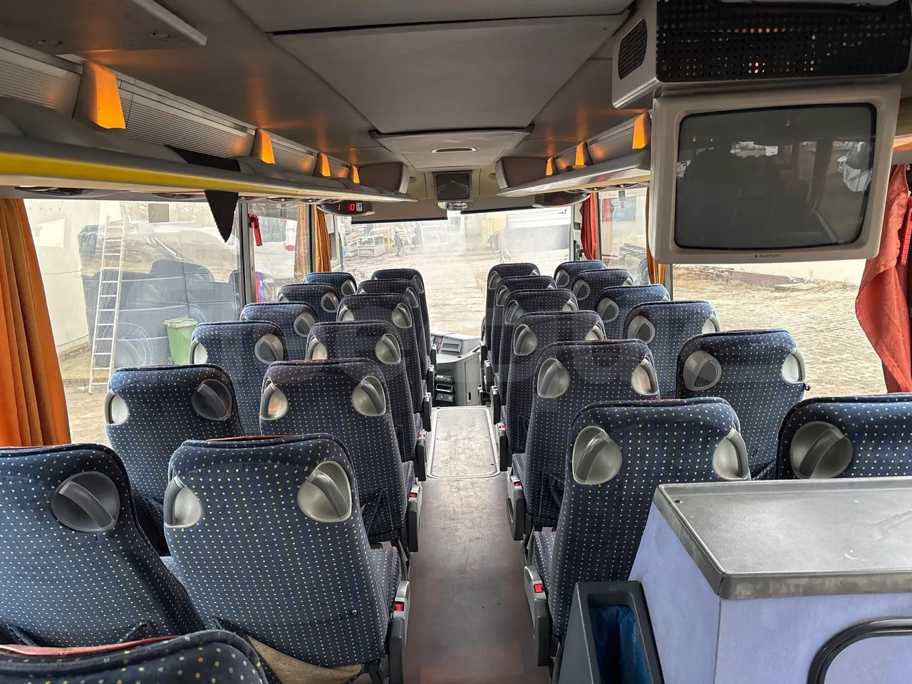 Setra S415 HD - EURO 5 - 310KW - 12m - forward view middle aisle