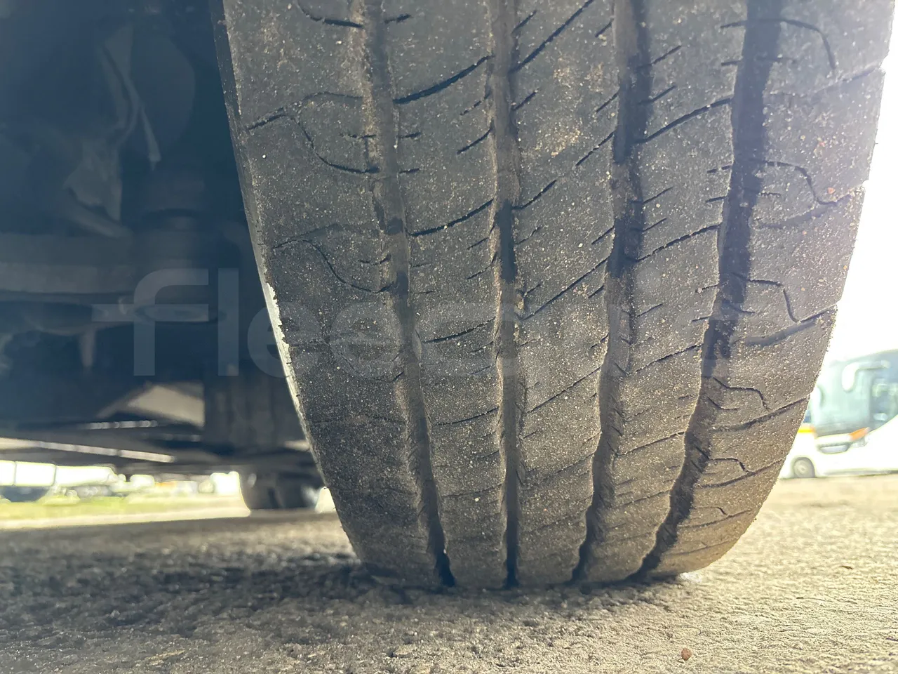 Setra S415 HD - EURO 5 - 310KW - 12m - tread condition front tires left