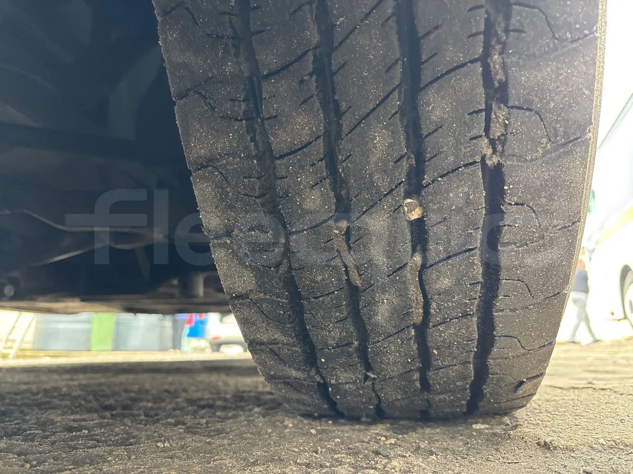 Setra S415 HD - EURO 5 - 310KW - 12m - tread condition front tires right