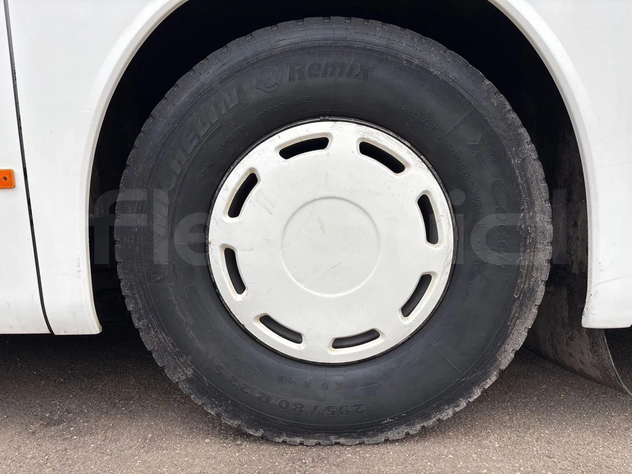 Setra S415 HD - EURO 5 - 310KW - 12m - rear left tire photo
