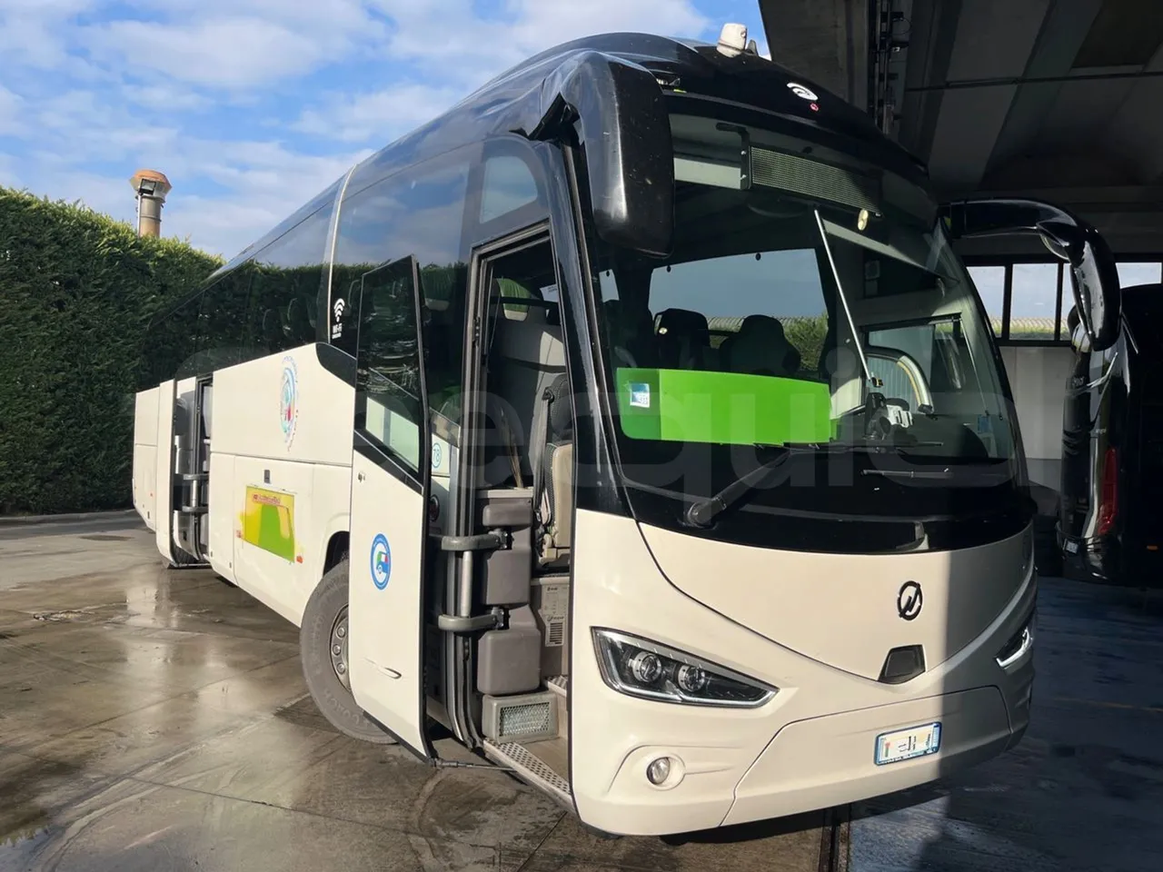 Irizar i6 13.35 - EUR6 - 320kW - 12.920m - 3/4 right front doors open