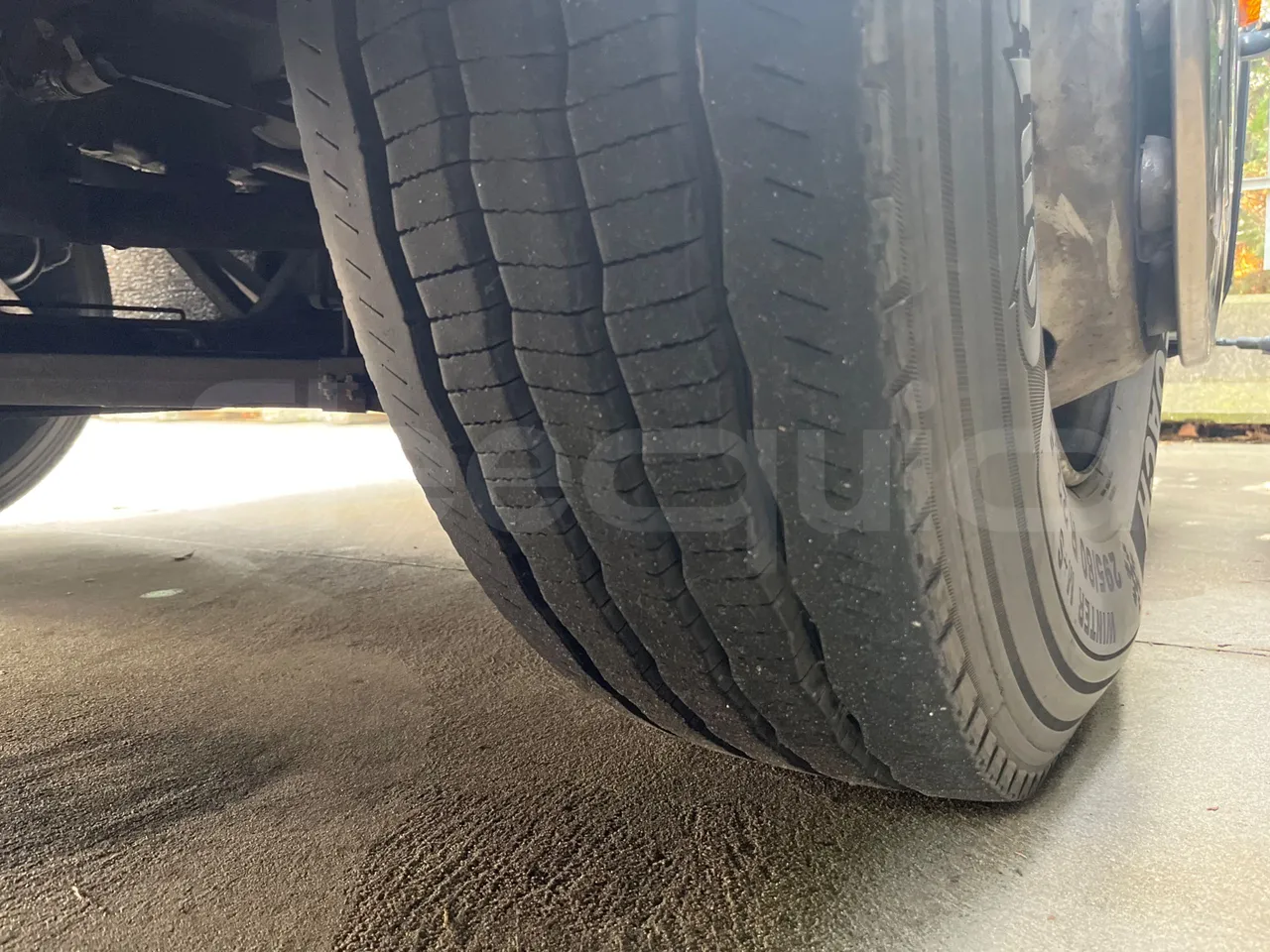 Irizar i6 13.35 - EUR6 - 320kW - 12.920m - tread condition second axle tires right