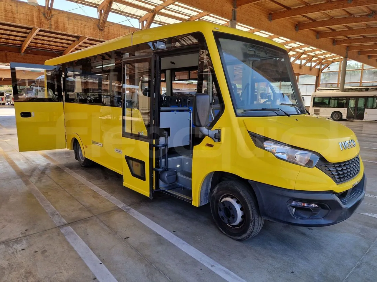 Iveco Indcar WGIVMY11 MOBI SCUOLABUS - EUR6 - 100Kw - 8,592m - 3/4 right front doors open