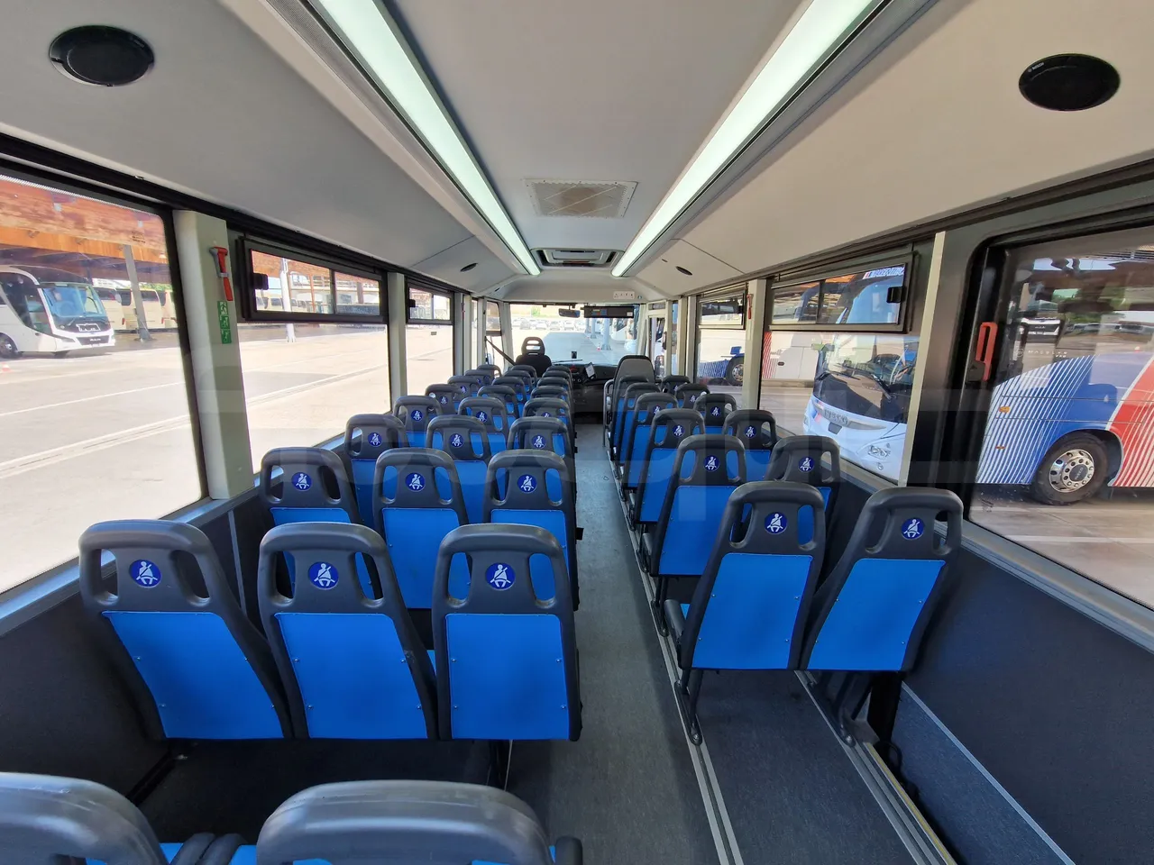 Iveco Indcar WGIVMY11 MOBI SCUOLABUS - EUR6 - 100Kw - 8,592m - forward view middle aisle