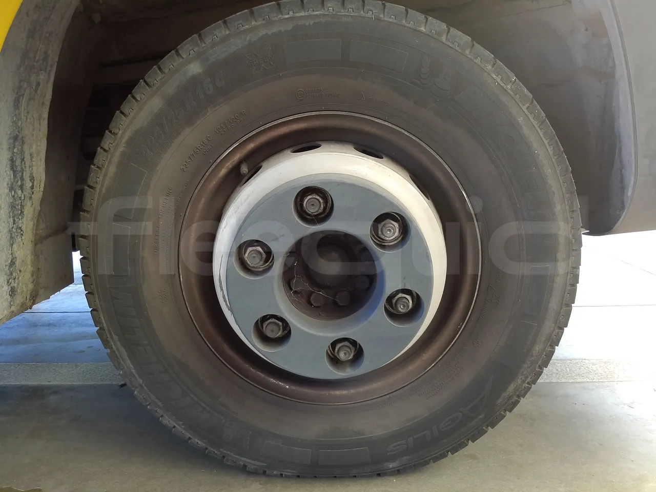 Iveco Indcar WGIVMY11 MOBI SCUOLABUS - EUR6 - 100Kw - 8,592m - front left tire measurements