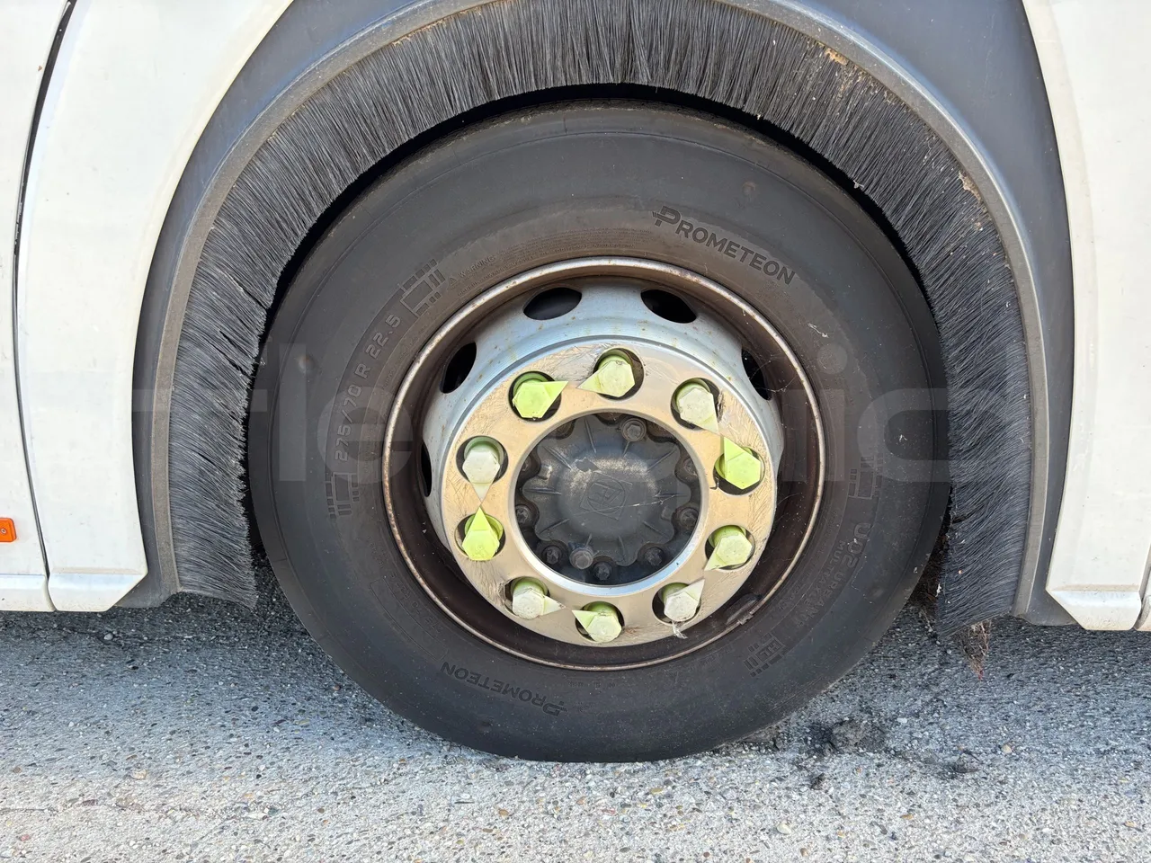 Solaris Urbino - First Axle Left Side: Complete Tyre