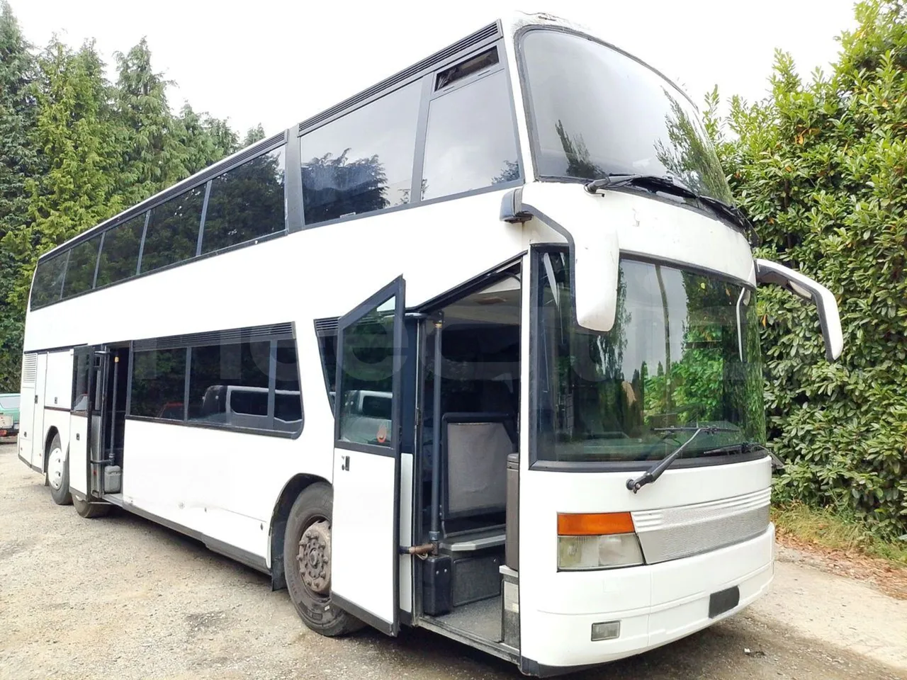 Setra S328 S328-DT/ Euro 1 - 370 Kw - 12 Mt - 3/4 right front doors open