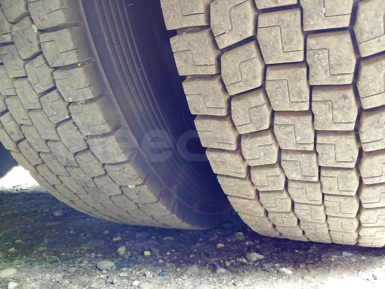 Setra S328 S328-DT/ Euro 1 - 370 Kw - 12 Mt - tread condition front tires left