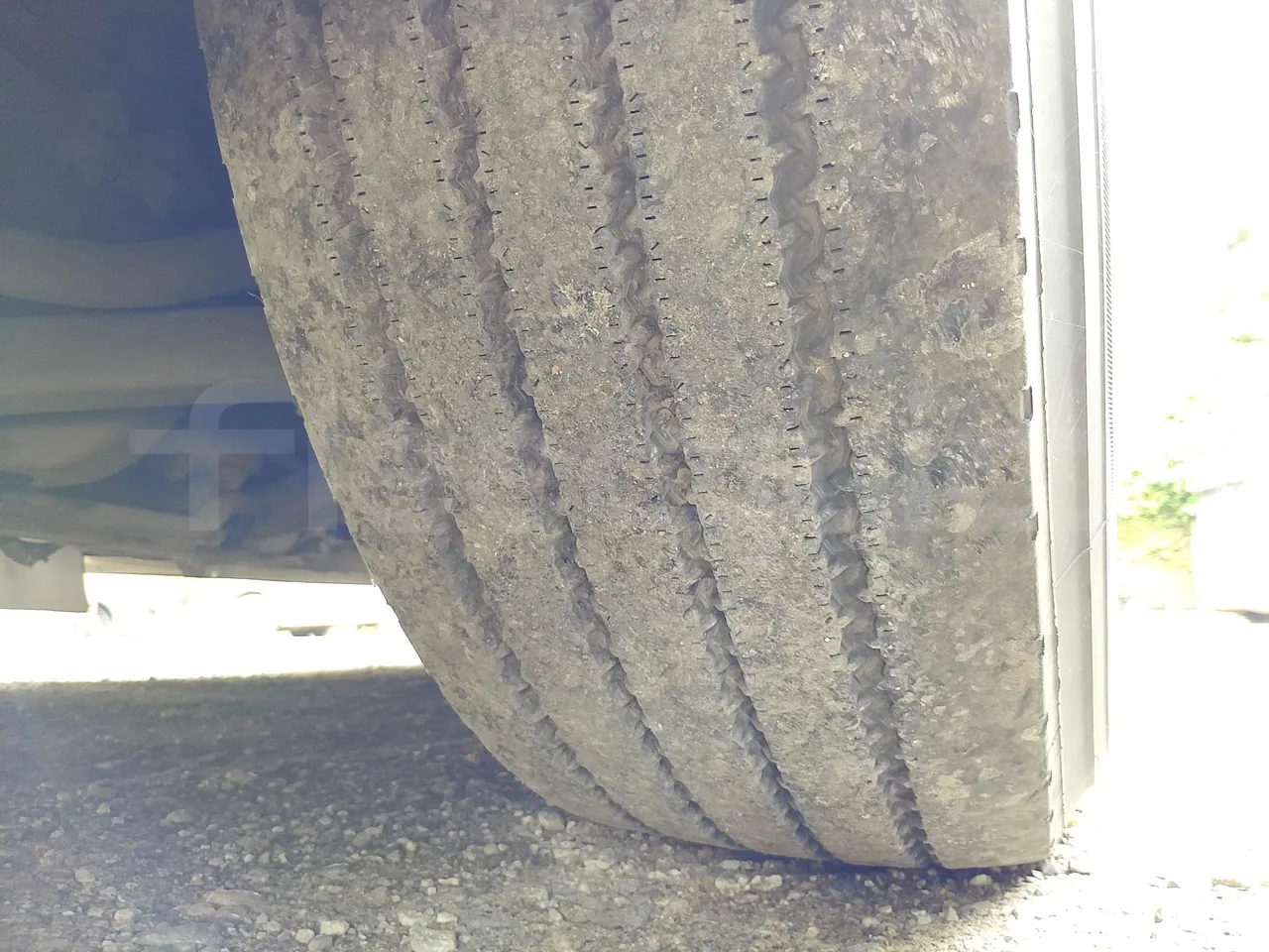 Setra S328 S328-DT/ Euro 1 - 370 Kw - 12 Mt - tread condition front tires right