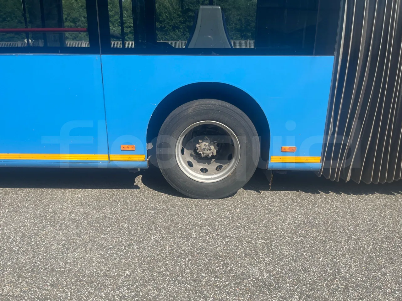 Mercedes-Benz Citaro O530G - EUR4 - 260kW - 17.94m - tread condition front tires right