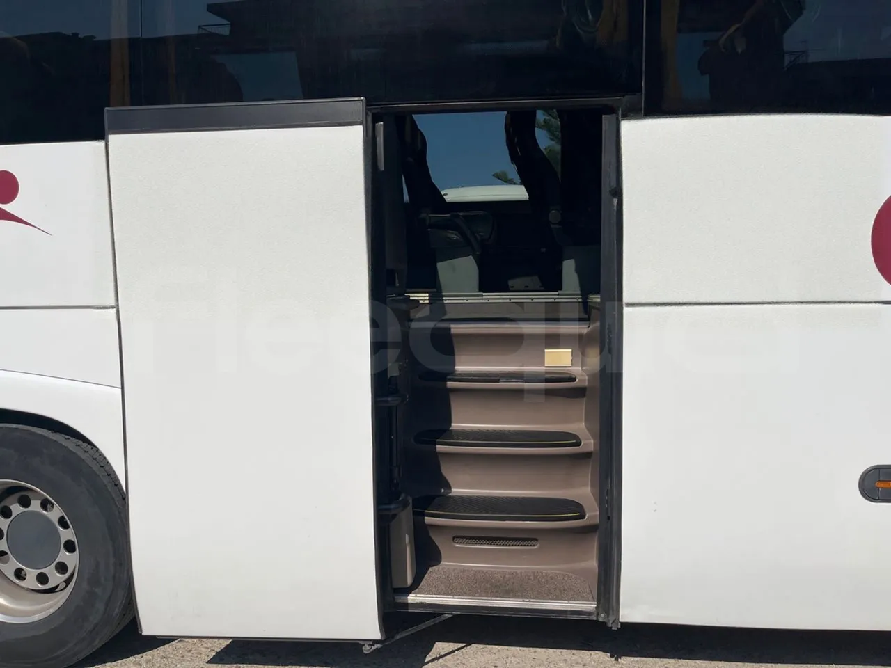 Iveco Magelys SFR210 - front door 2 open