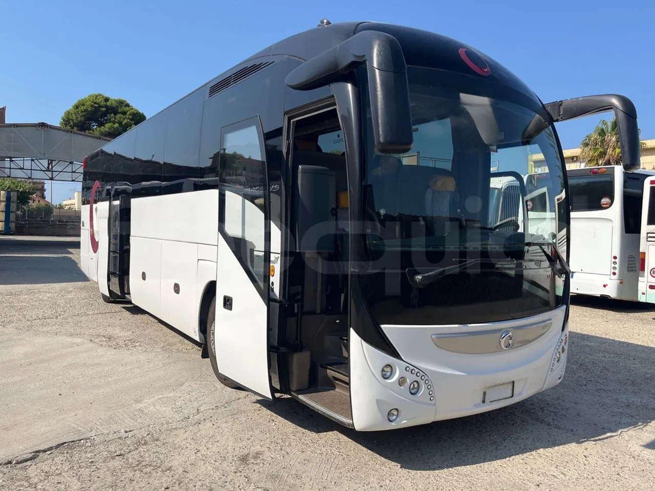 Iveco Magelys SFR210 - 3/4 right front doors open