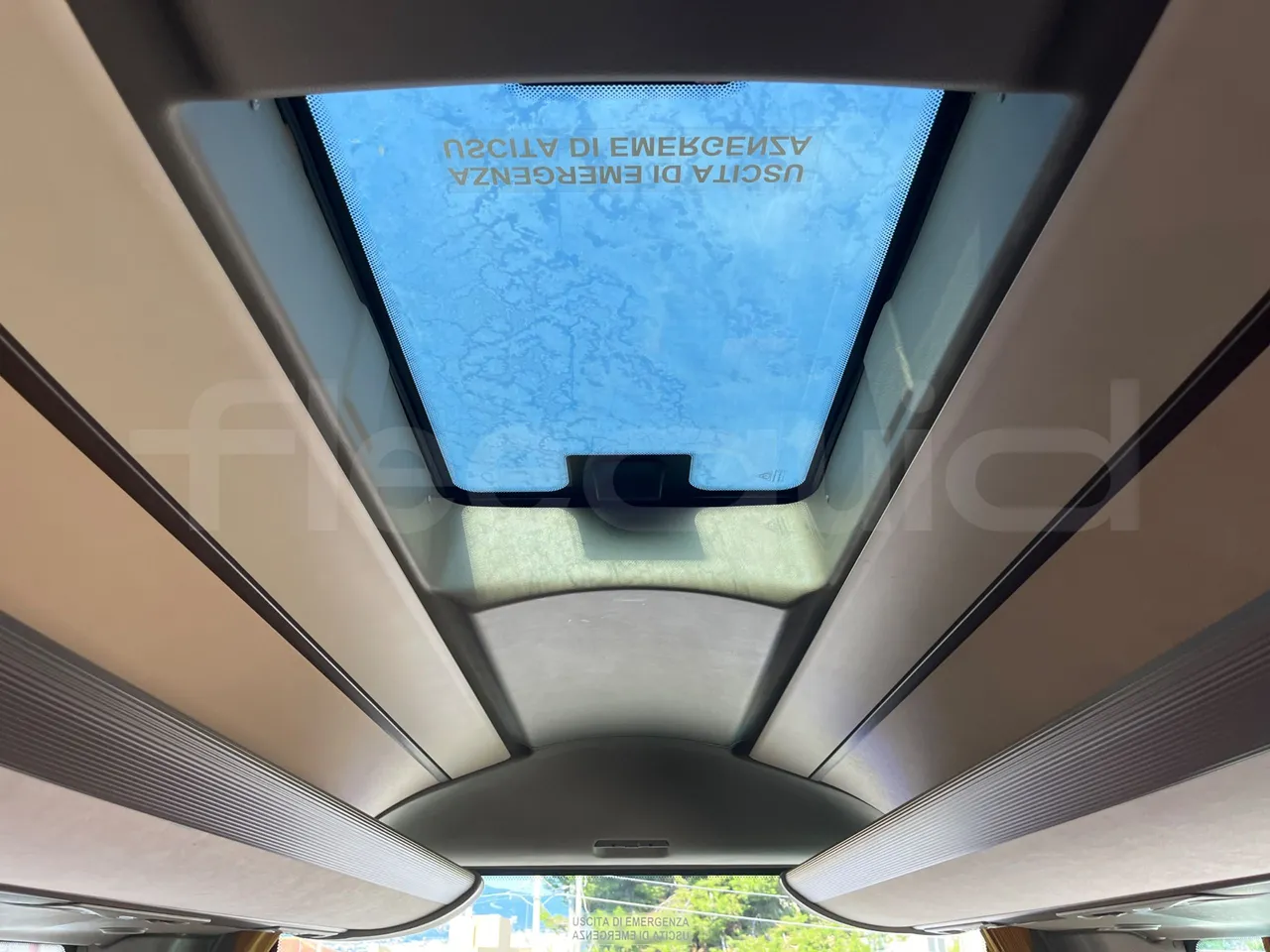 Iveco Magelys SFR210 - roof hatch 2