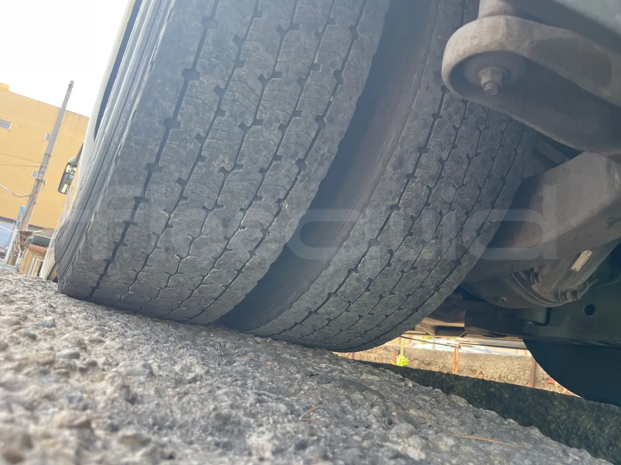 Iveco Magelys SFR210 - tread condition front tires left